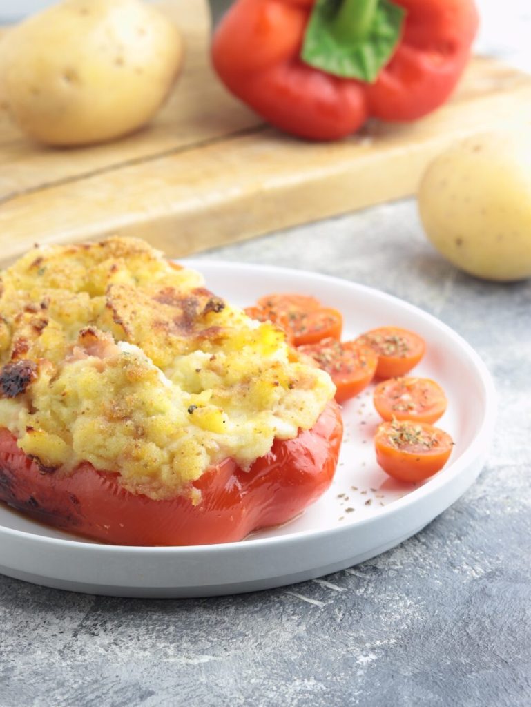gevulde paprika's aardappelen en gerookte scamorza