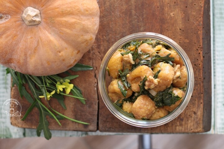 Pompoen gnocchi in glazen pot koken