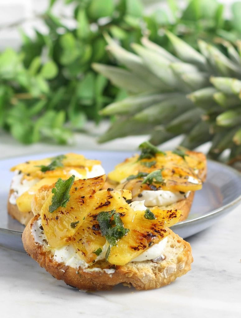 Crostini met gegrilde ananas en kaas