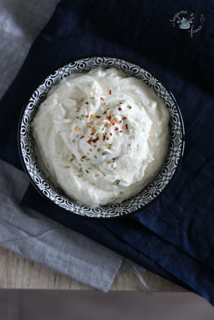 Griekse saus op basis van feta en Griekse yoghurt recept
