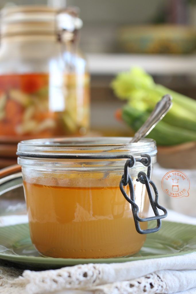 bouillon met groenten en wortels courgettes in potkoken