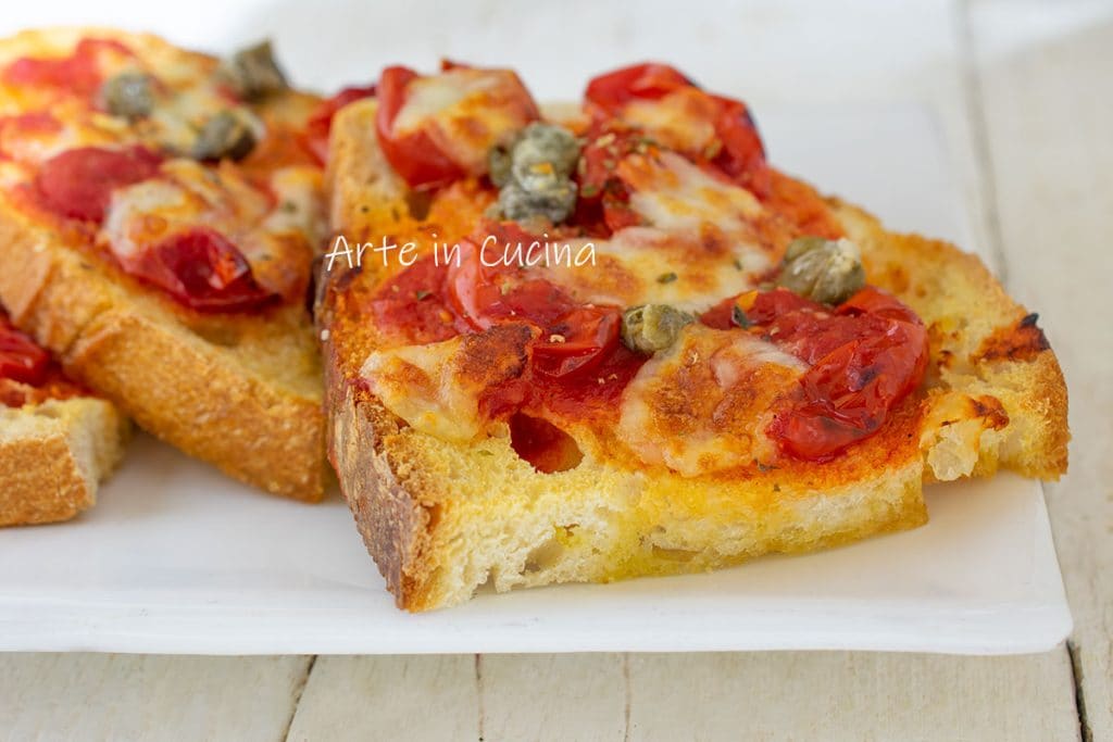 Grote crostini van brood op Siciliaanse wijze