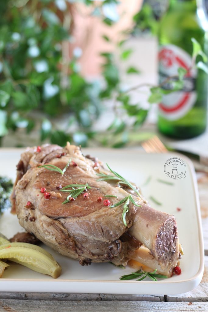 varkensham gekookt in de slowcooker op lage temperatuur met bier en roze peper
