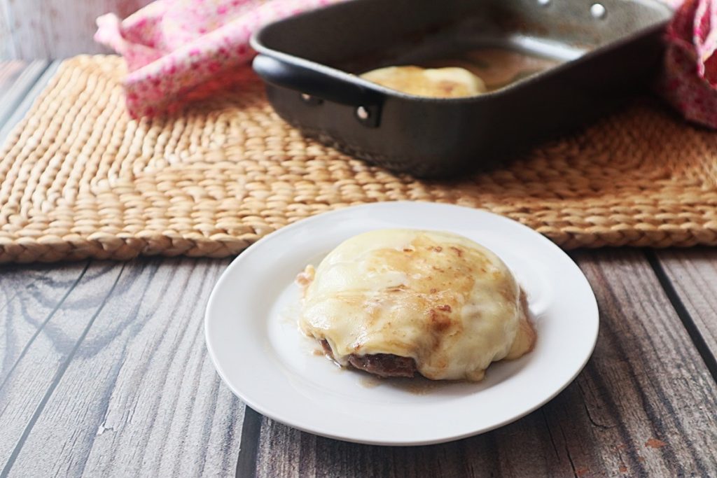 hamburger met witte wijn en gesmolten kaas