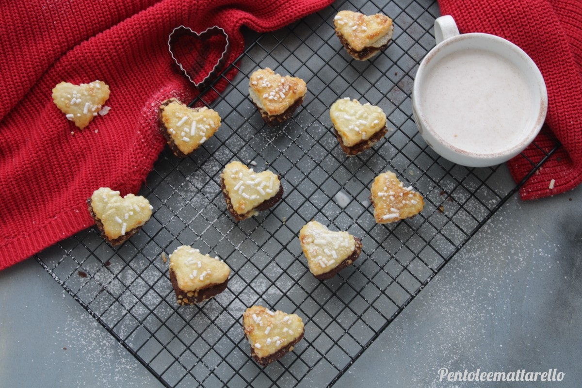 Bladerdeeghartjes met nutella en hazelnoten