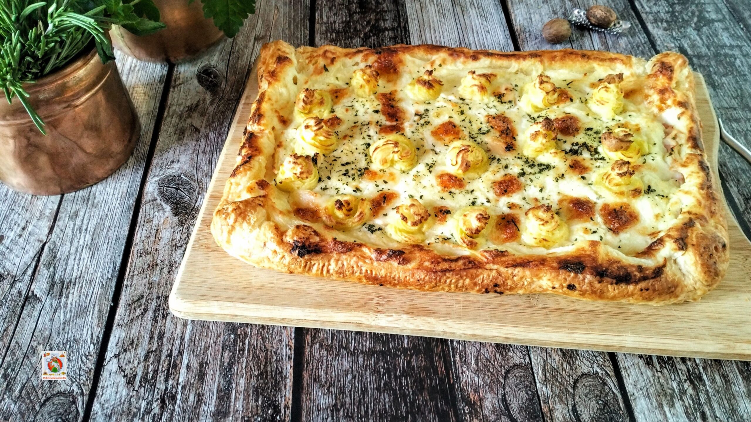 Hartige taart aardappelen gekookte ham en provola: de rijke en romige rustieke taart die smaak en eenvoud verenigt