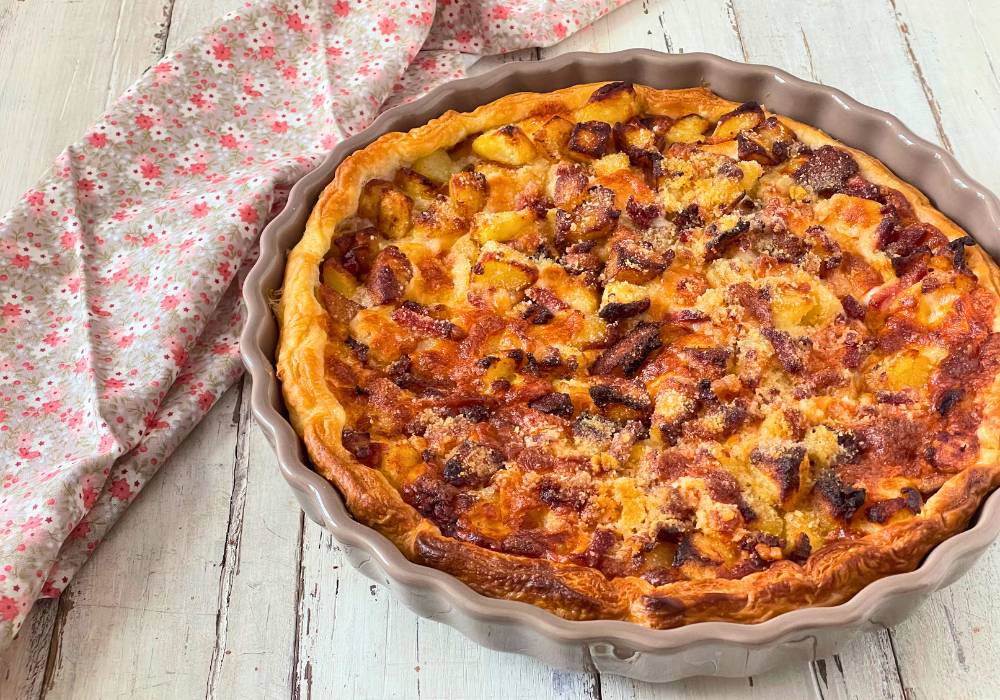 Hartige taart met aardappelen en speck