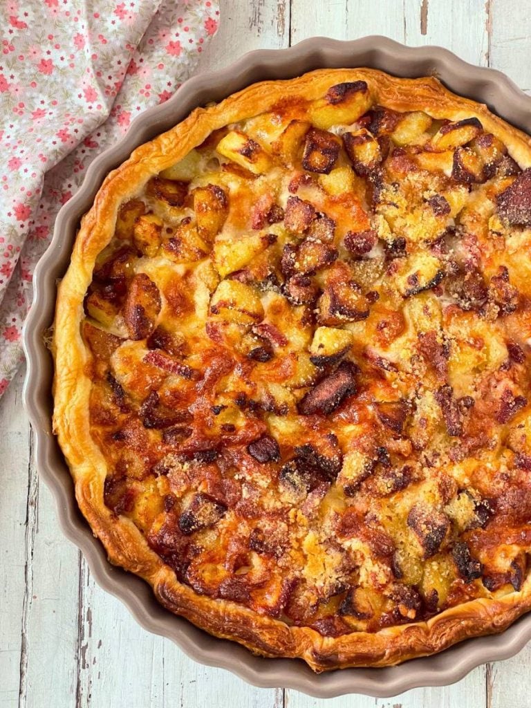hartige taart met aardappelen en speck