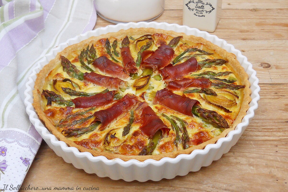 Hartige taart met asperges en spek
