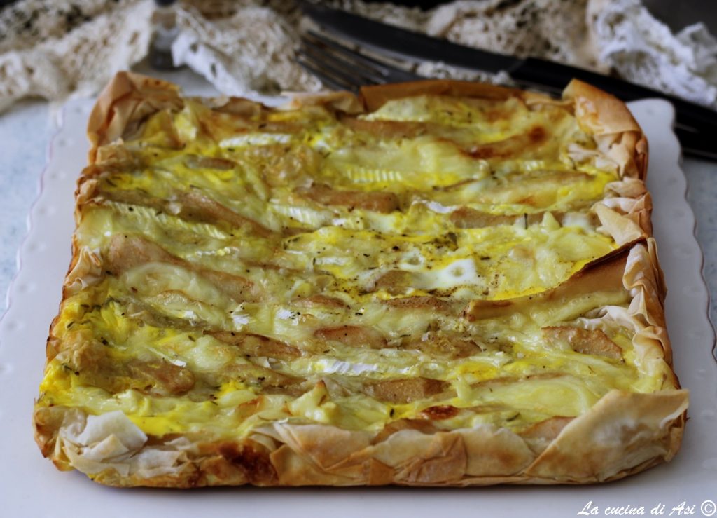 hartige taart met kaas, peren en filodeeg