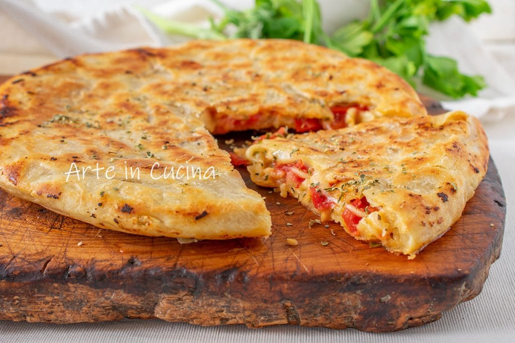 Hartige taart schiacciata caprese in de pan