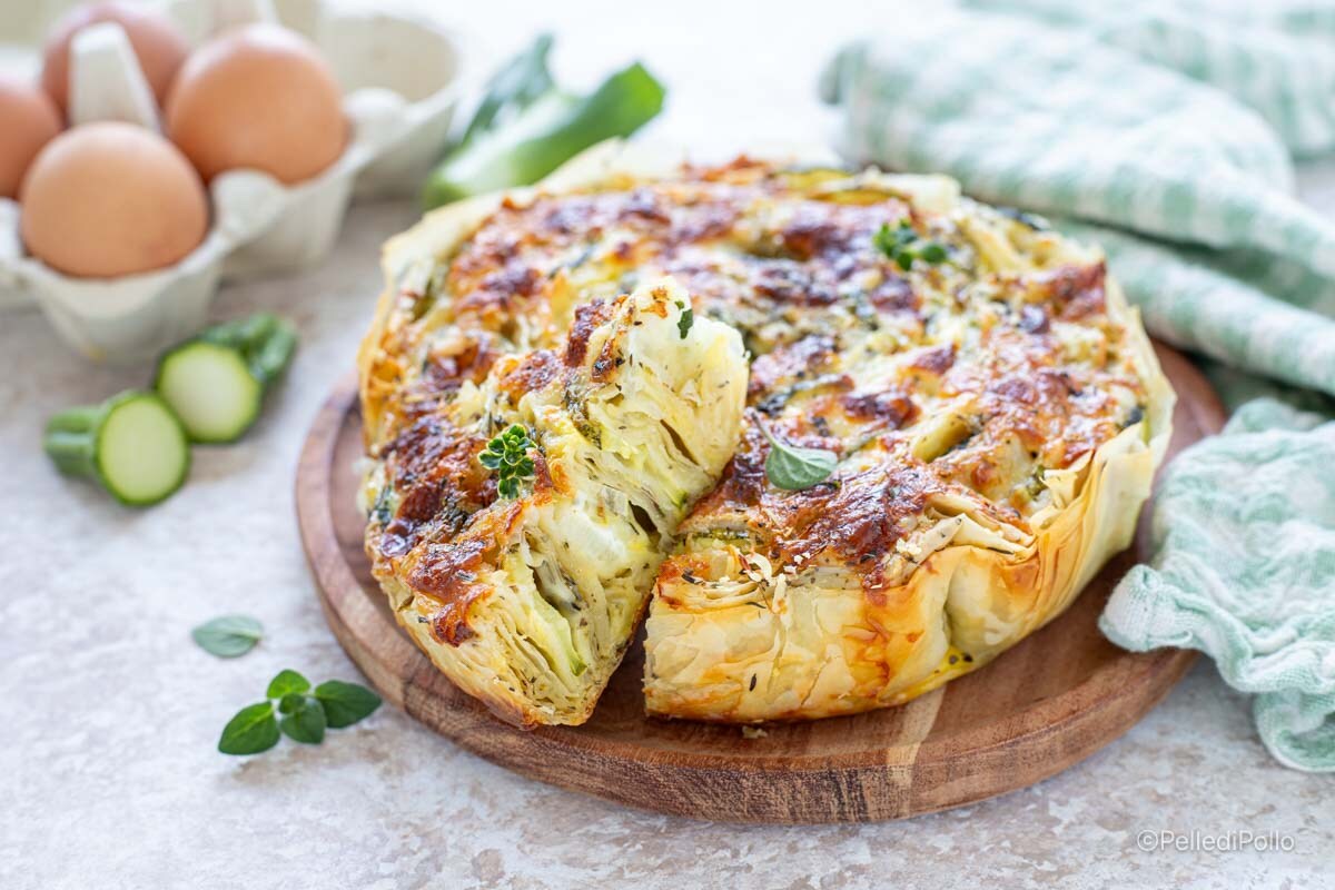 Hartige taart van filodeeg met courgettes