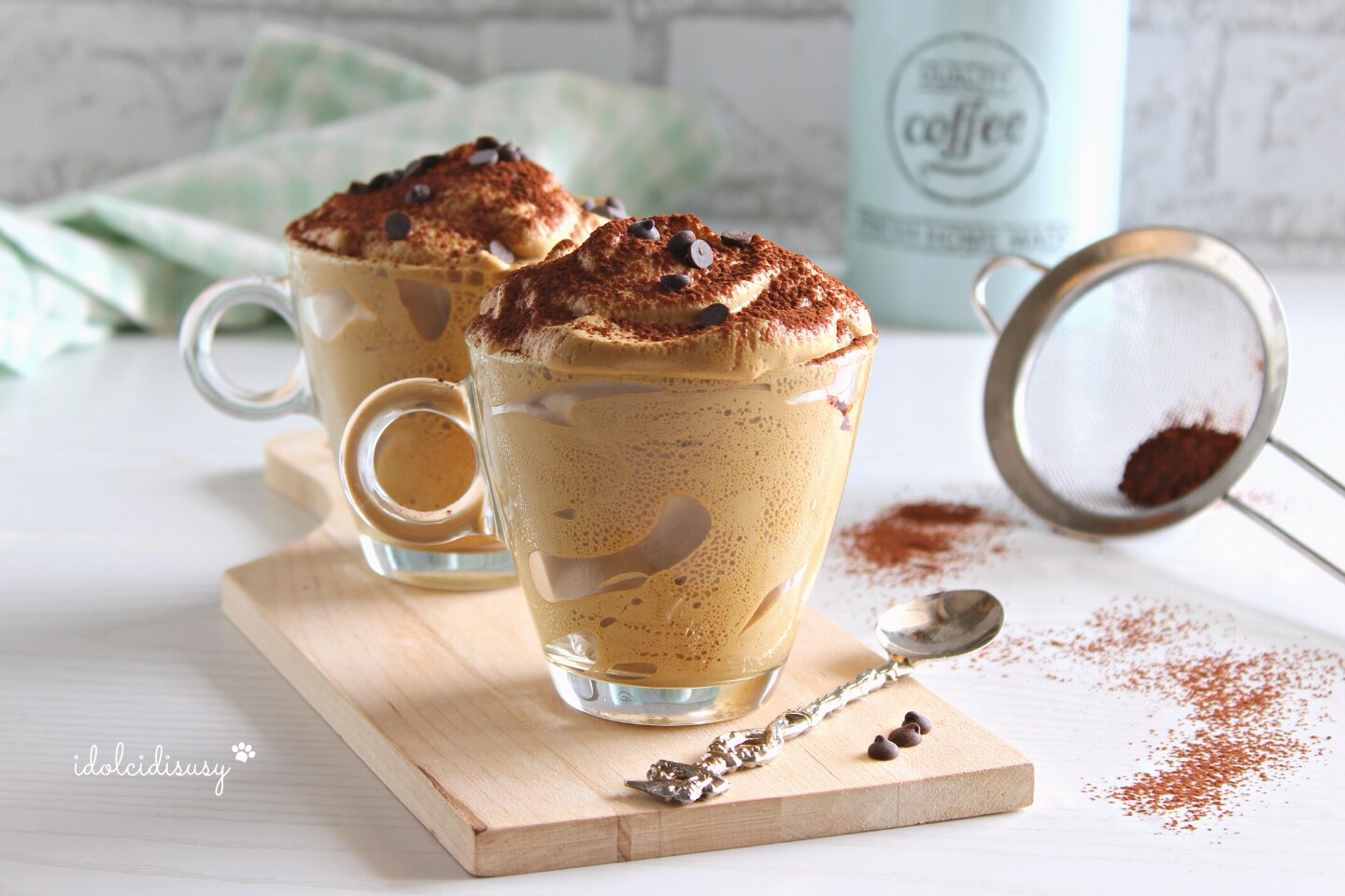 Koffiecrème met water: het lichte en schuimige koude dessert van de zomer