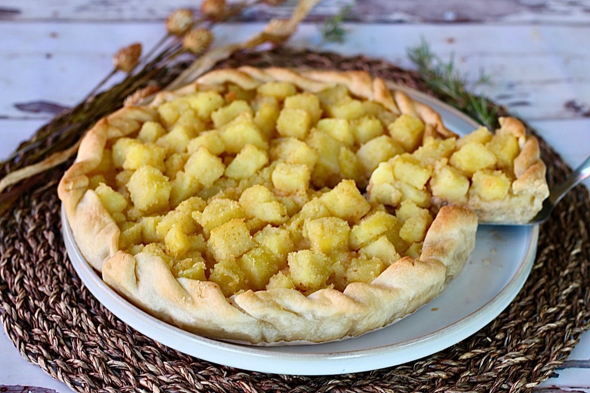 Hartige taart met stracchino, worst en kruimige aardappelen.