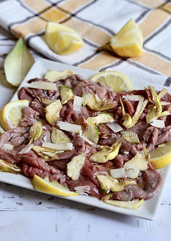 Gemarineerde carpaccio van rundvlees met citroen en knapperige artisjokken