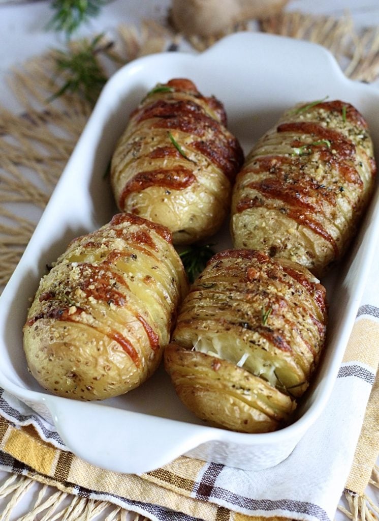 Hasselback aardappelen in de airfryer, met een smeltende kern