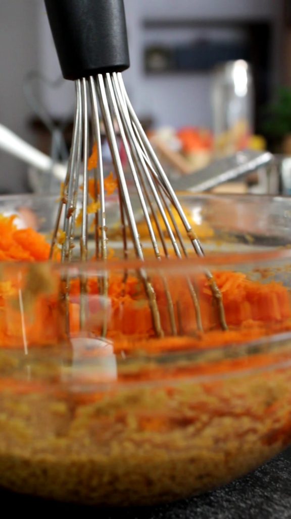 pompoenpulp, sinaasappelschil, eieren en mengsel van suiker en boter om Halloween-pompoenen te maken
