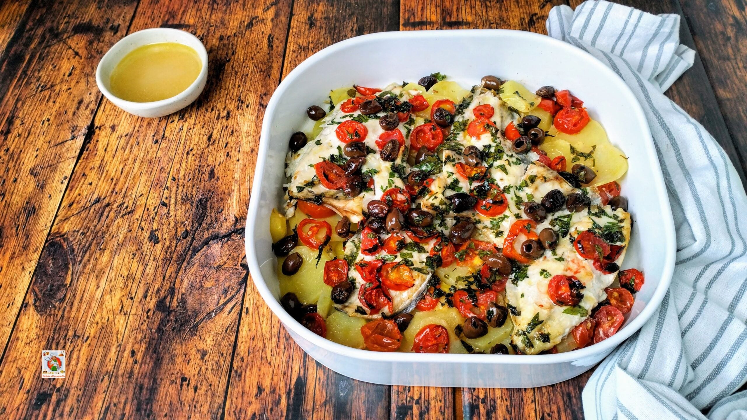 In de oven gebakken dorade filets met aardappelen en olijven: het verrukkelijke hoofdgerecht voor speciale gelegenheden