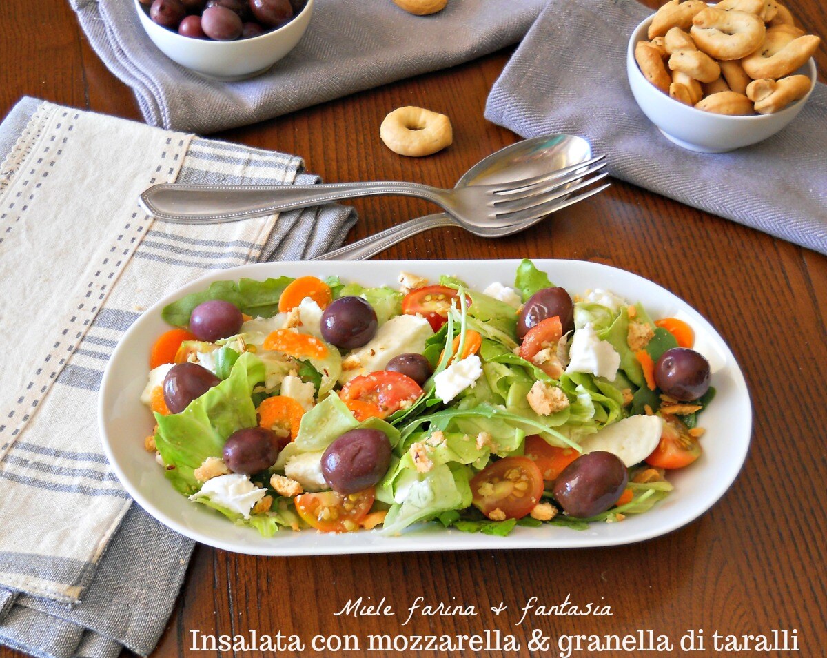 Gemengde salade met mozzarella en taralli kruimels