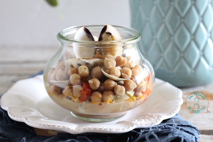 Kikkererwten en mosselen in pot koken