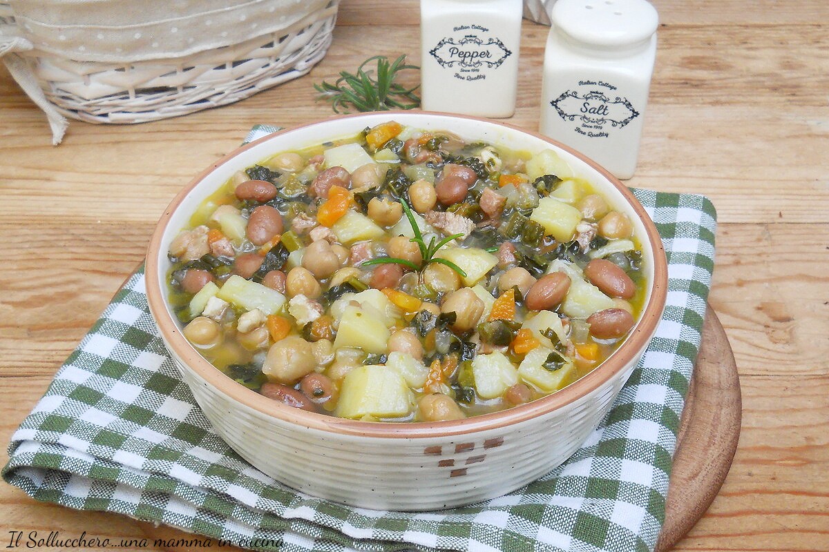 Kikkererwtensoep met aardappelen en zwarte kool