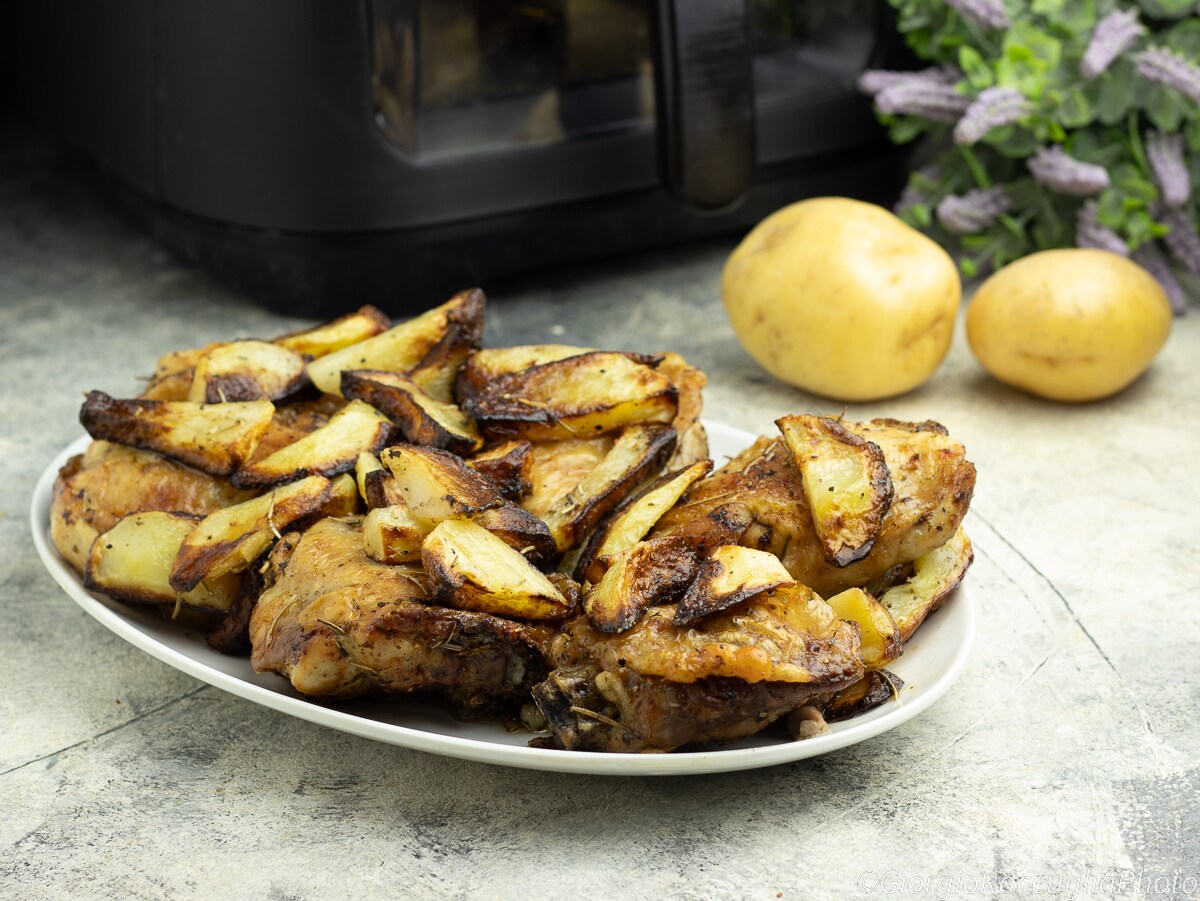 Kip met aardappelen in de airfryer