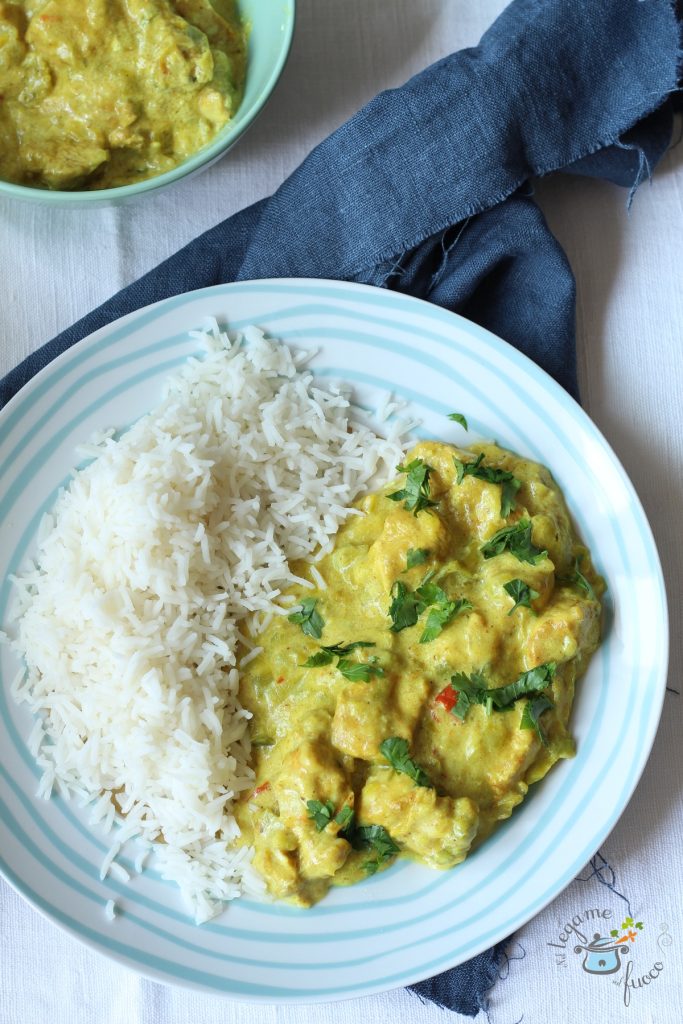 Indiaas recept voor kipfilet met kerrie en Griekse yoghurt op een bord met pilafrijst