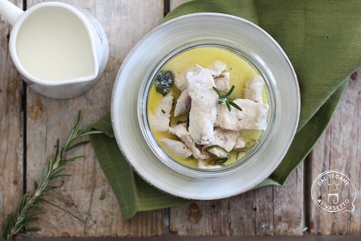 Kip met melk in potkoken