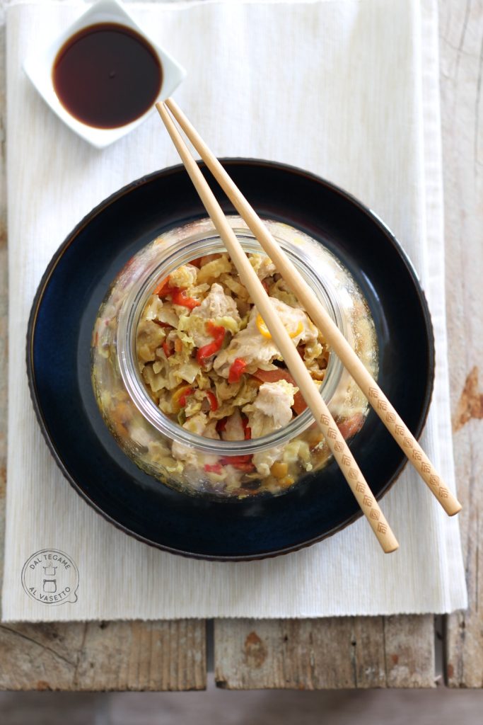 kip met groenten gekookt in pot in de magnetron