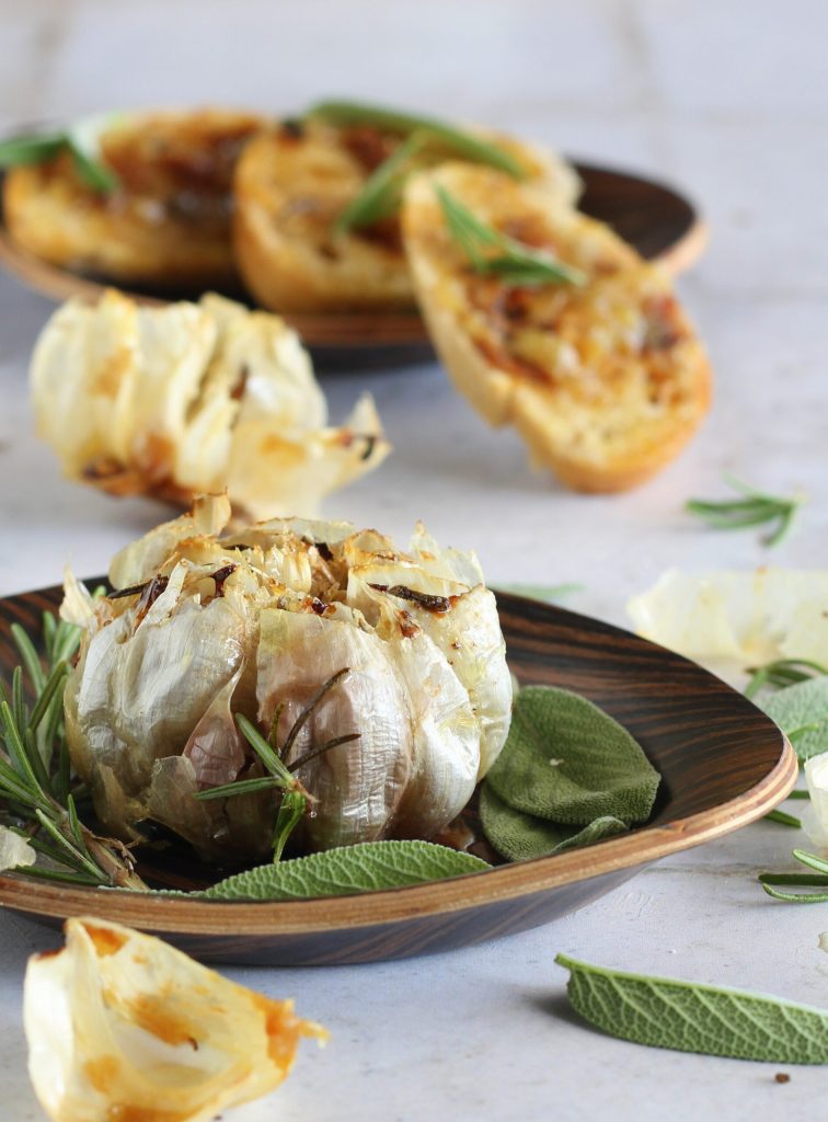 Geroosterde knoflook om te smeren