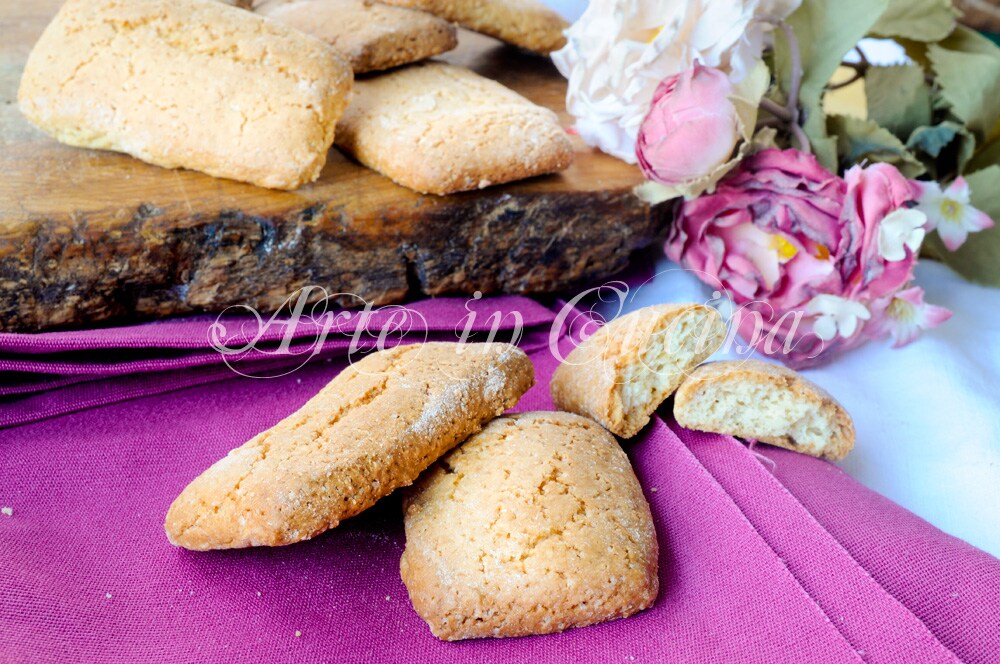 Koekjes met gemengde meelsoorten en room om te dippen