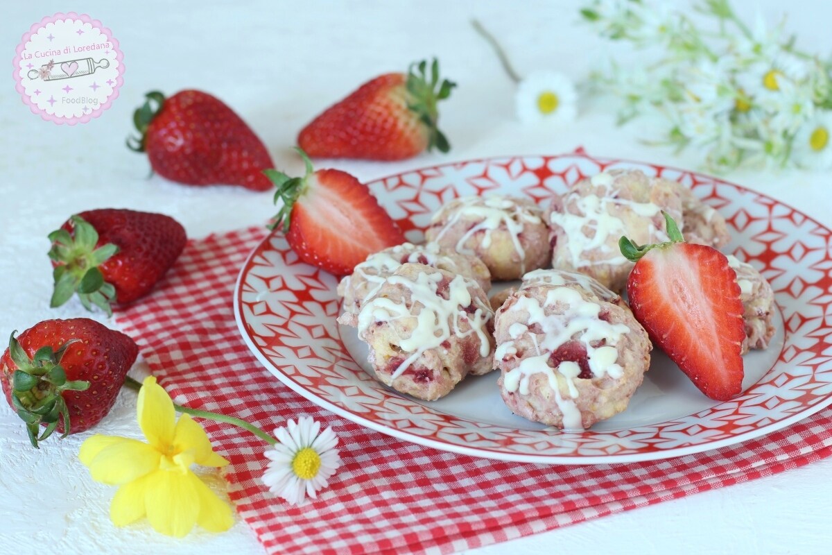 ZACHTE EN HEERLIJKE KOEKJES MET AARDBEIEN EN WITTE CHOCOLADE