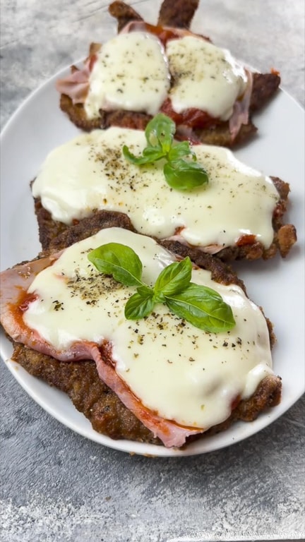 koteletten met vlees op pizzaiola-wijze