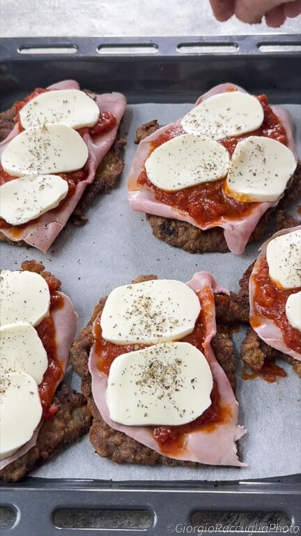 koteletten met vlees op pizzaiola-wijze