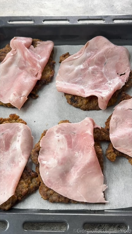 koteletten met vlees op pizzaiola-wijze