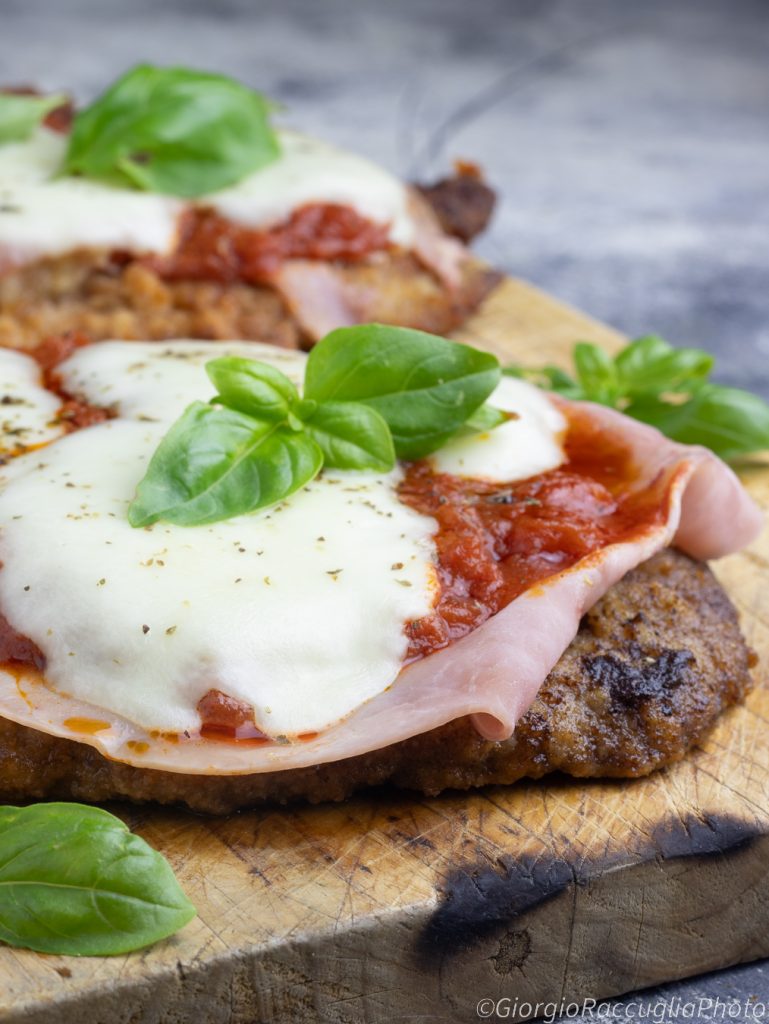 koteletten met vlees op pizzaiola-wijze