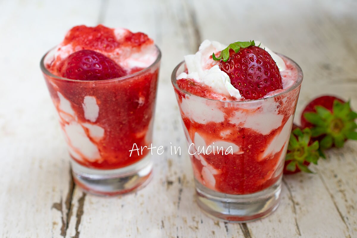 KOUDE AARDBEIENMOUSSE en slagroom