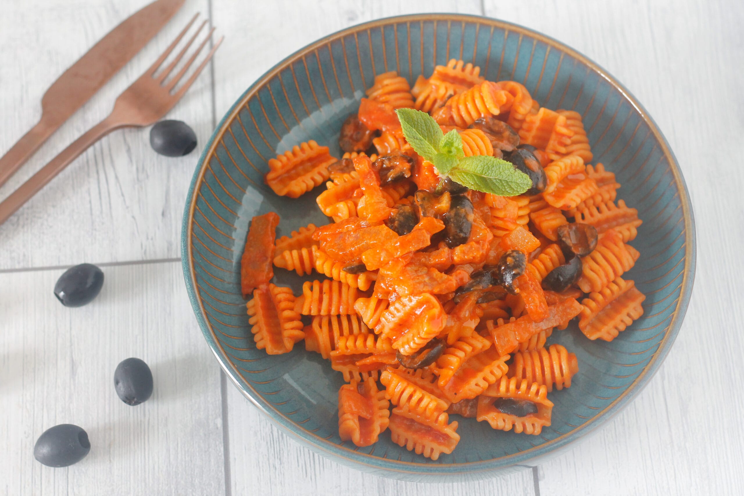 Koude pasta met spek en zwarte olijven