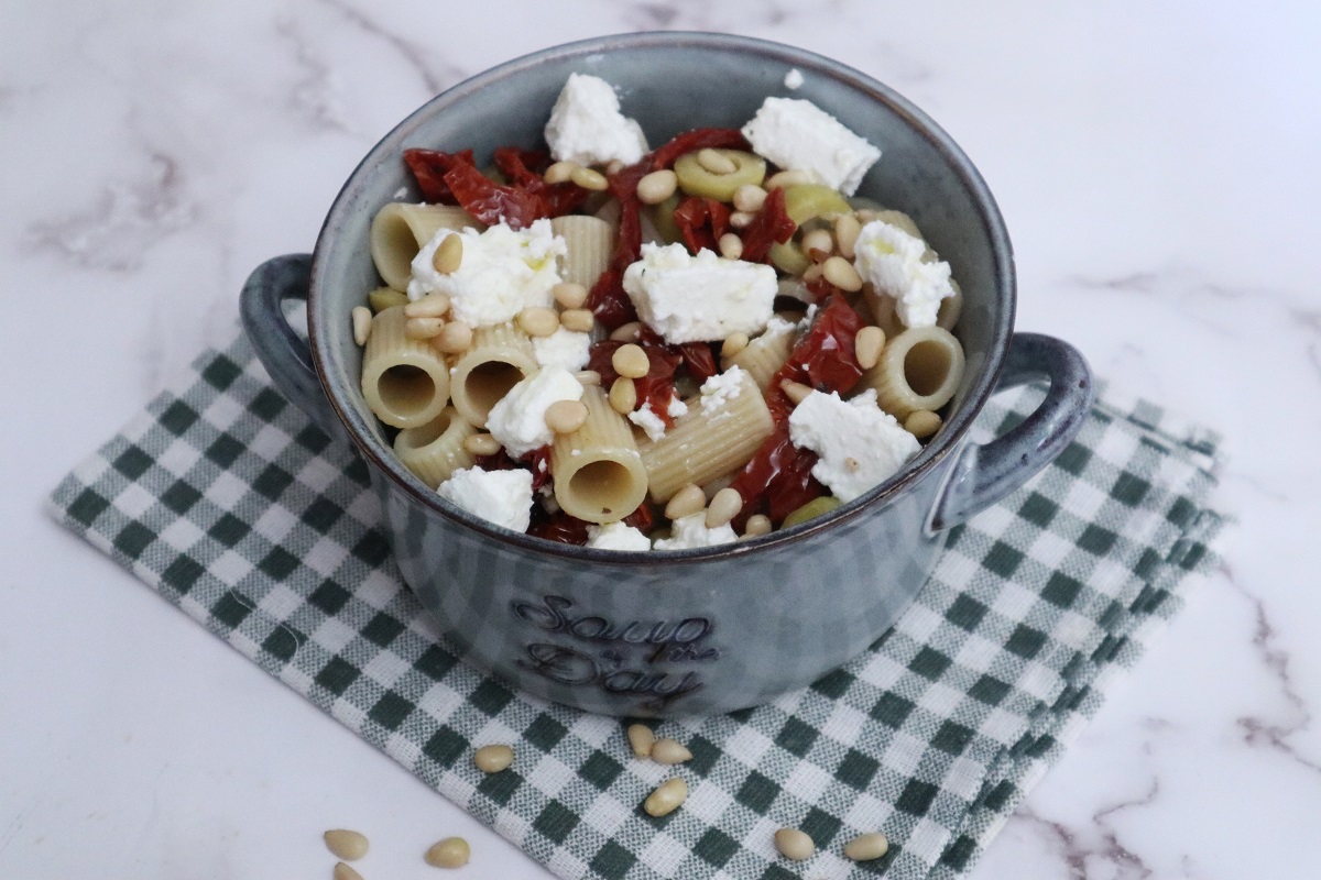 Koude pasta met zongedroogde tomaten, ricotta en pijnboompitten