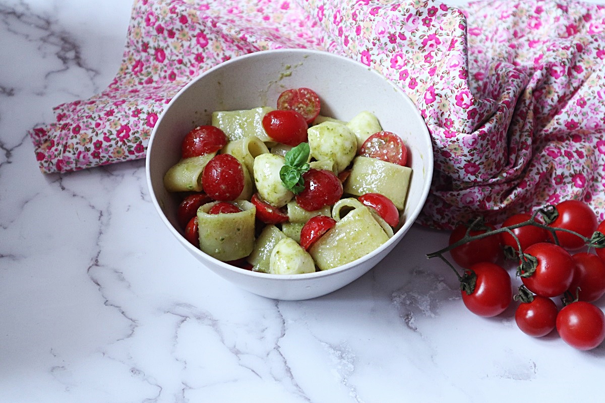 Koude pasta met basilicumpesto