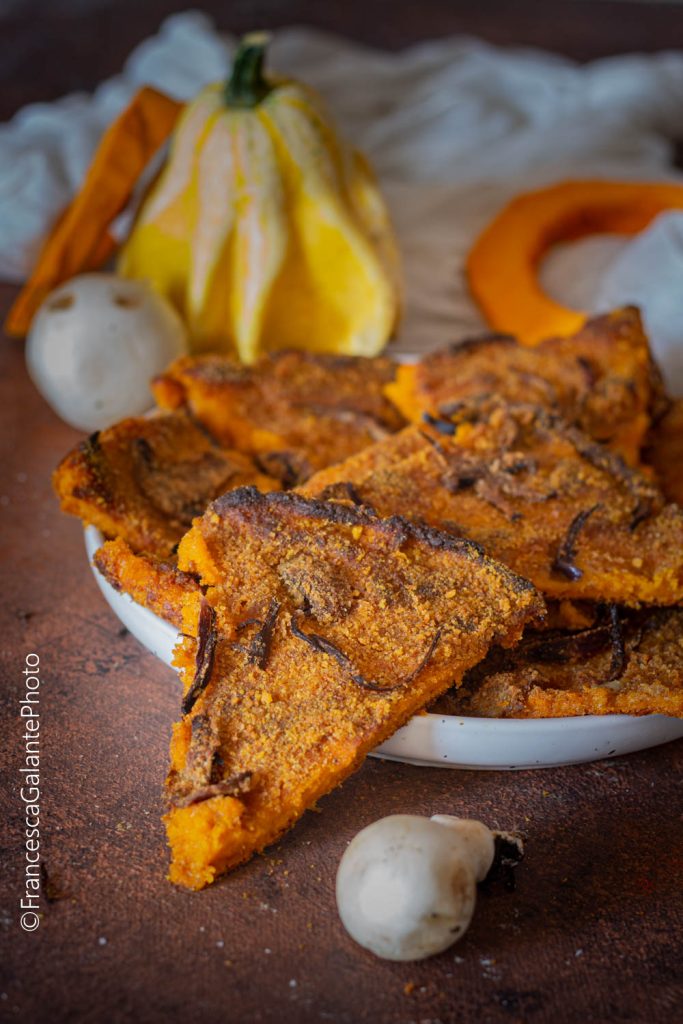 Krokante rauwe pompoenflatbread met champignons en ui