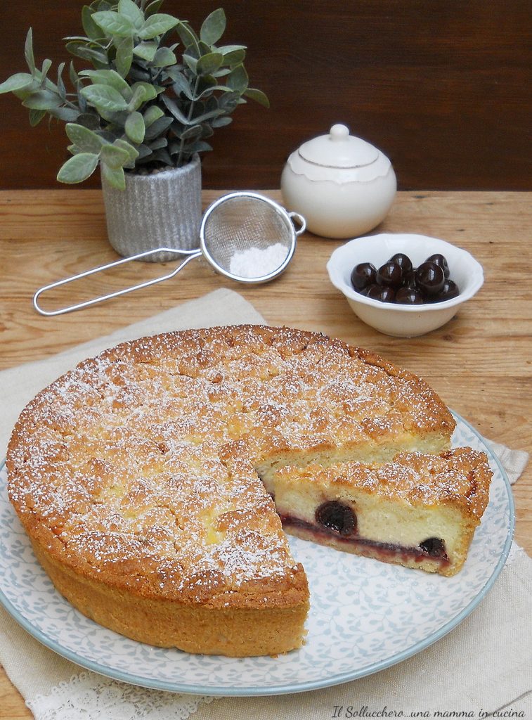 kruimeltaart met ricotta en amarene verticaal