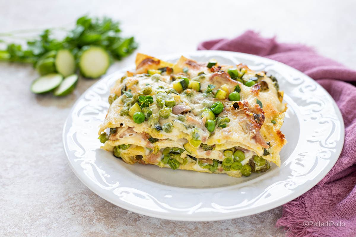 Lasagne van pane carasau met erwten, ham en courgettes