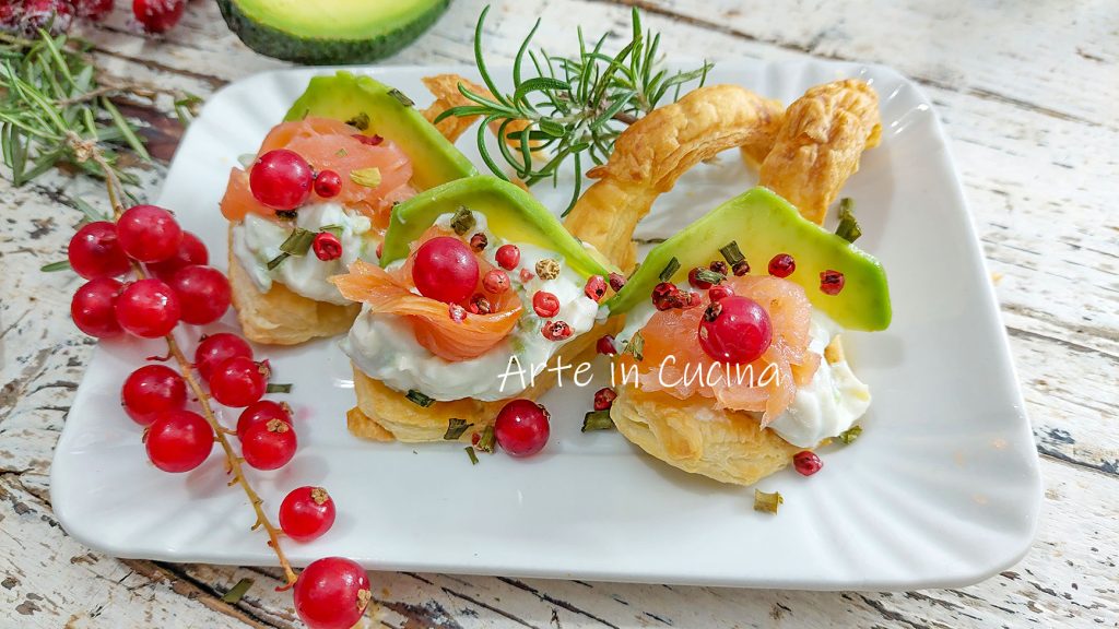LEPELTJES van BLADERDEEG met zalm en avocado