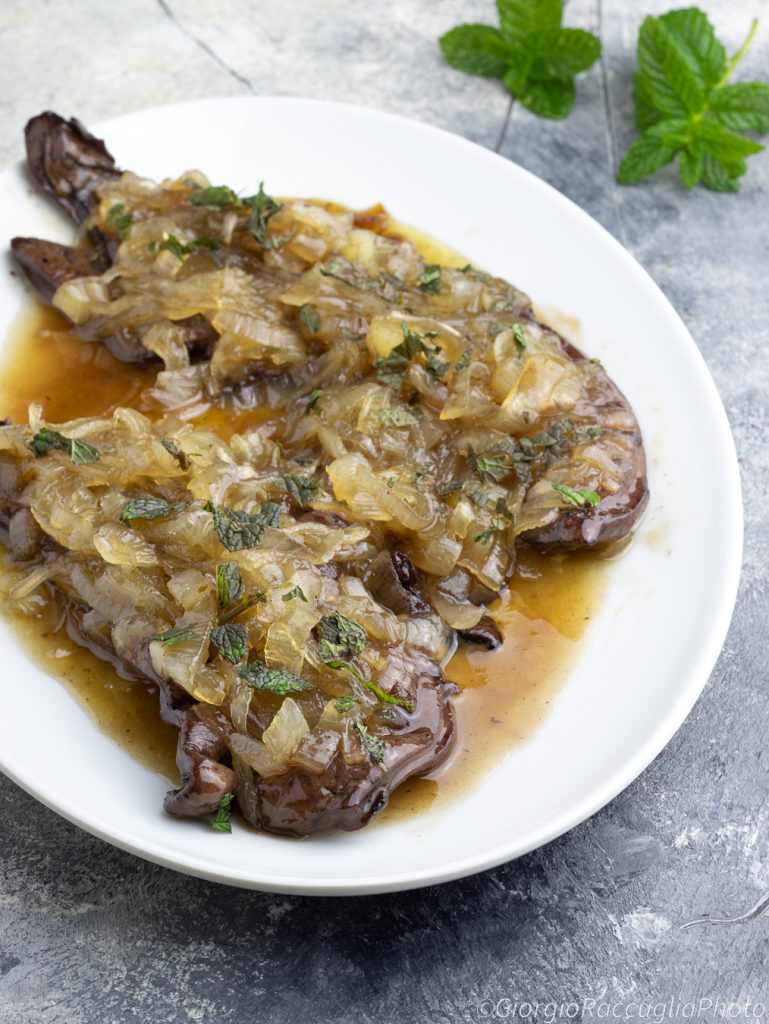 lever in zoetzure saus