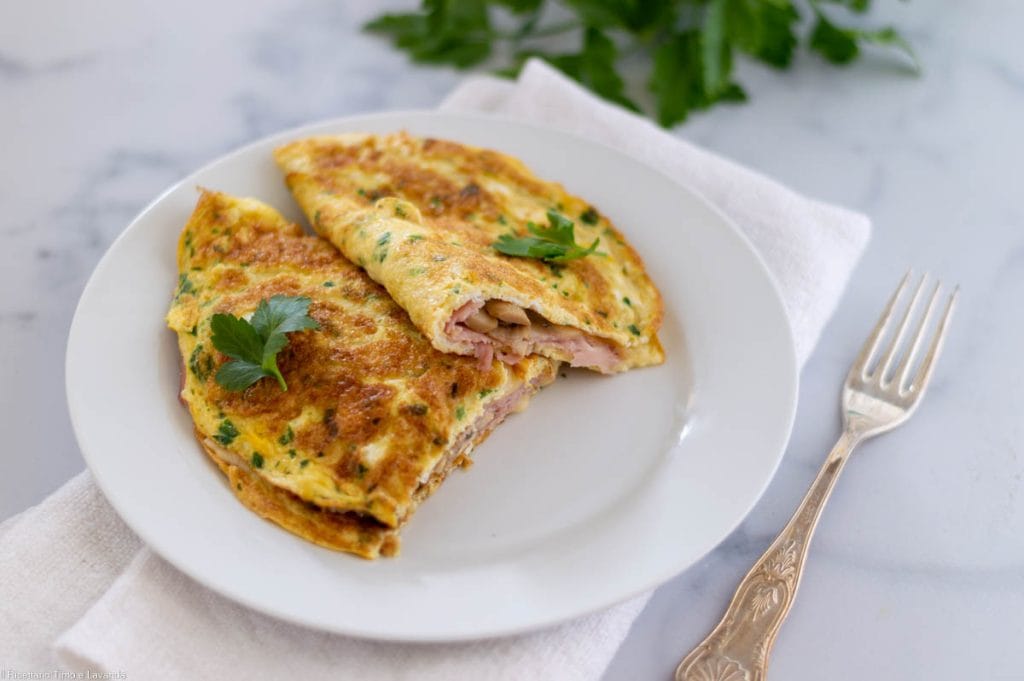 lichte omeletten met champignons en gekookte ham