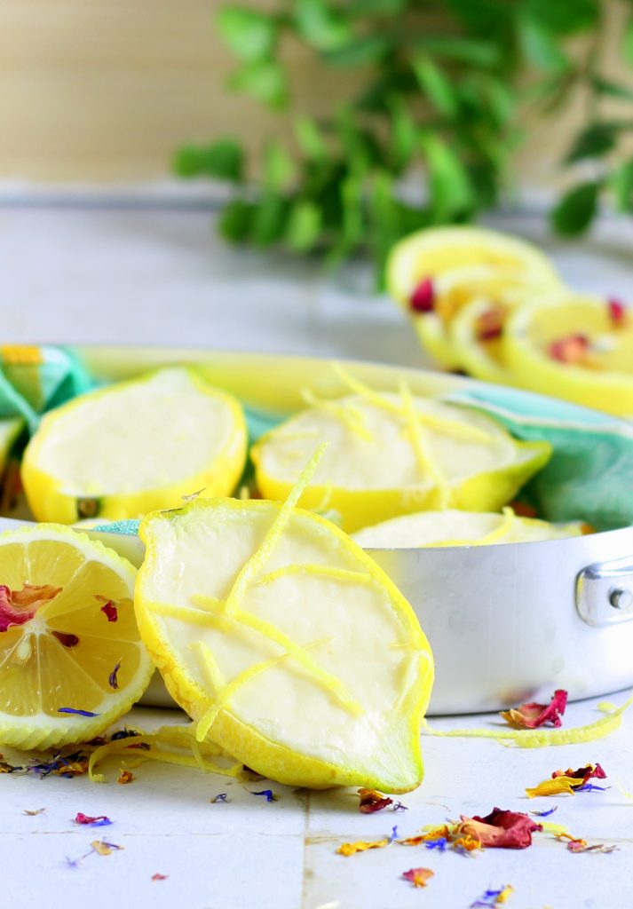 Citroenijs verzameld in de schil