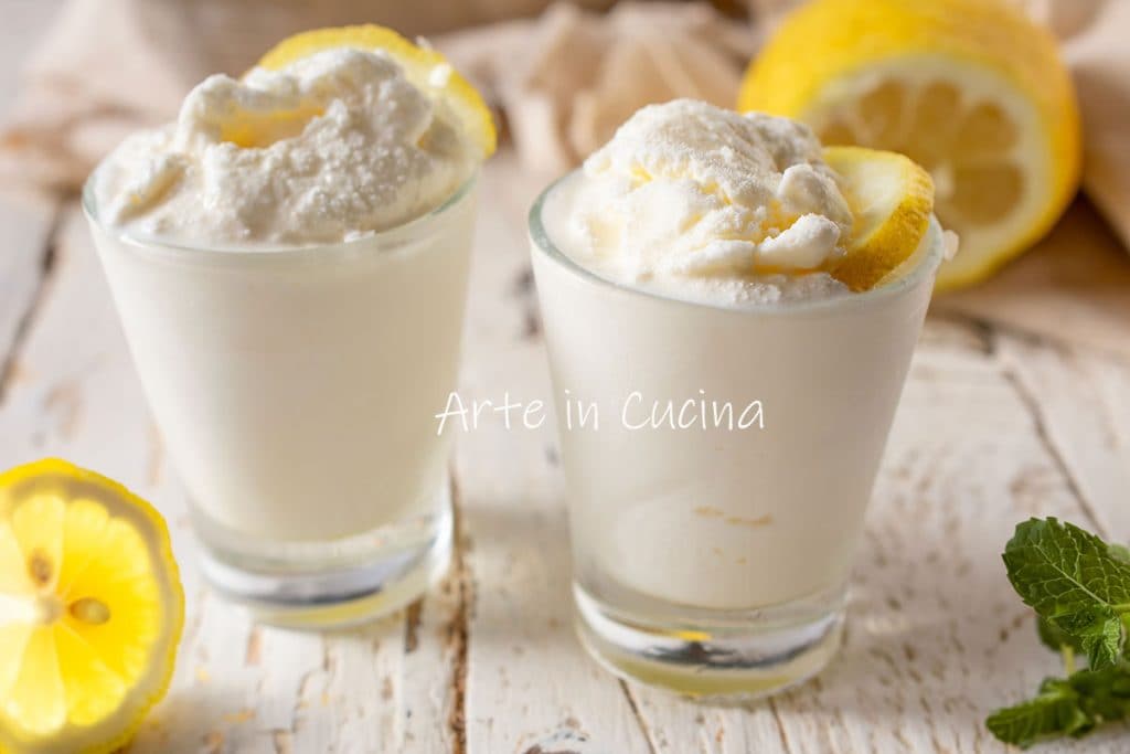 Limoncello mousse koud dessert met slagroom en citroen