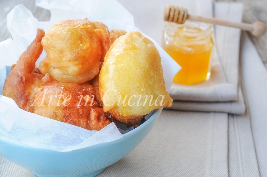 Loukoumades zoete zeppoline met honing Grieks recept vickyart kunst in de keuken