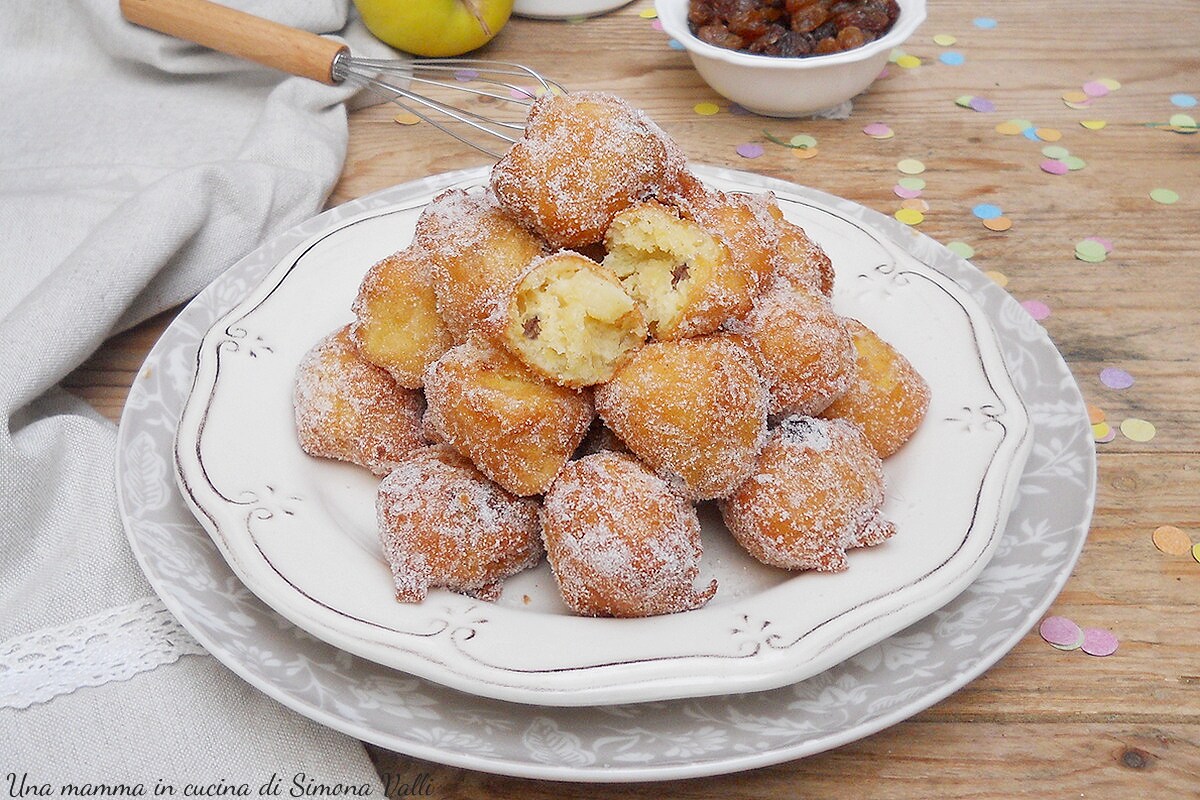 Zachte beignets met appels en rozijnen